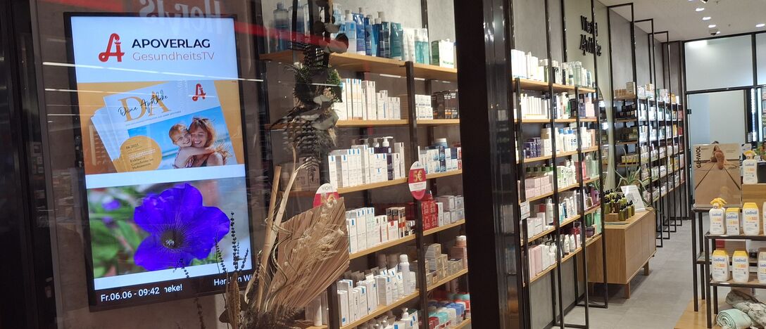 Ansicht eines Screens mit einer Werbeeinschaltung beim Eingang einer Apotheke